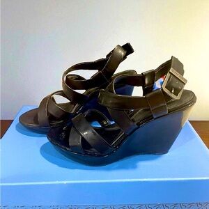 Simply Vera Vera Wang Leia Women's Size 8 Black Vegan Leather Wedge Sandals